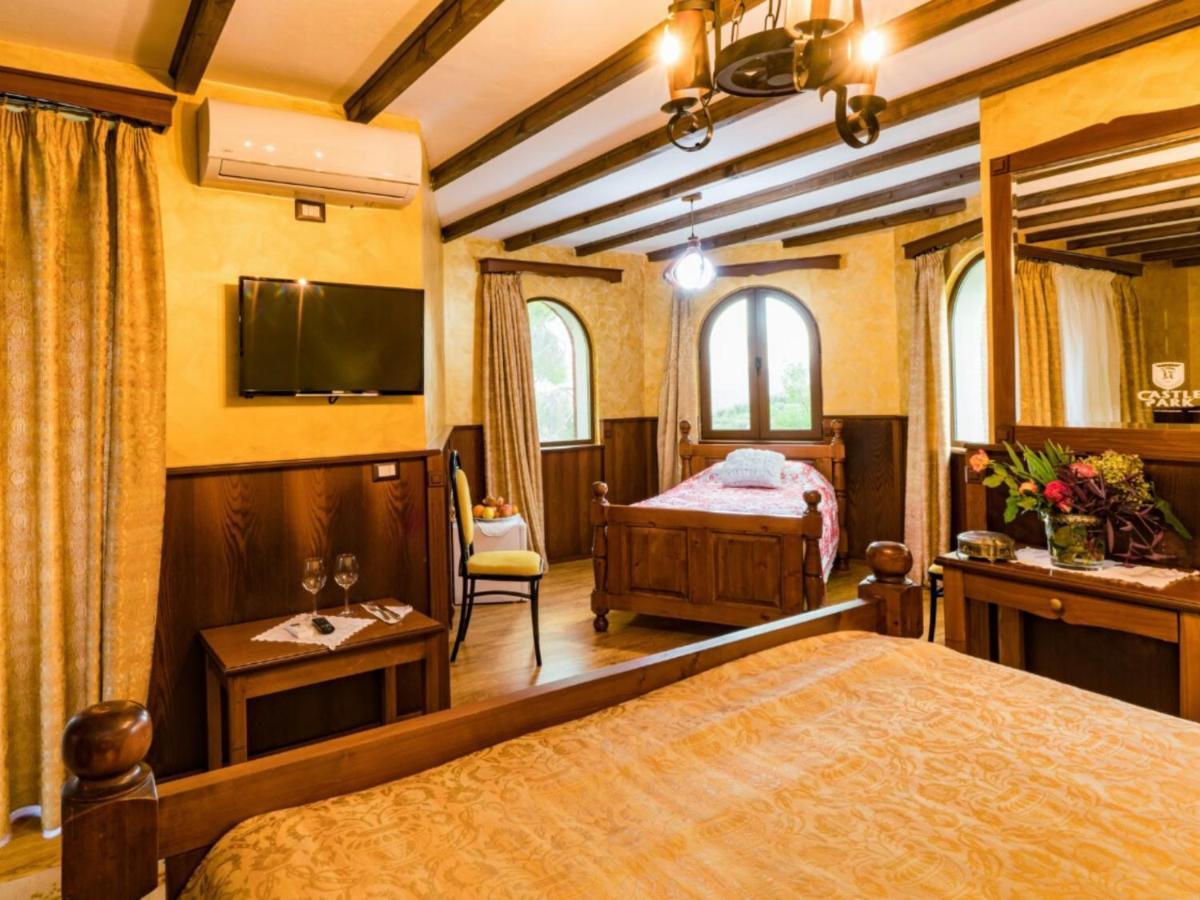 Hotel Castle Park Berat Esterno foto